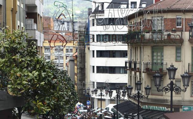 Los sidreros de la Calle Gascona retiran el letrero luminoso del Bulevar de la Sidra por orden municipal