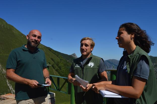 El coche eléctrico mueve a cuatro guías ambientales por espacios protegidos