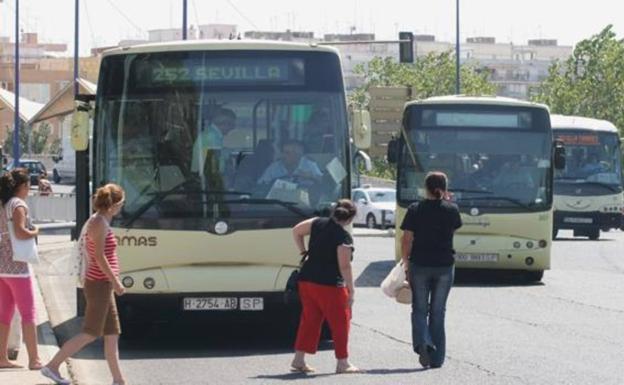 Un vecino de Sevilla se harta del ruido de un autobús que cruza su calle 23.000 veces al año