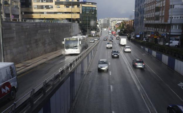 La limpieza del paso inferior de la Avenida de Santander obliga a cortar la vía tres días por la noche