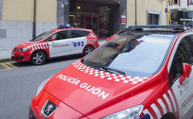Detienen a un conductor por atropellar a una mujer en un paso de peatones en Gijón