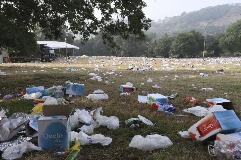 Tras la fiesta... toneladas de basura en la Pola