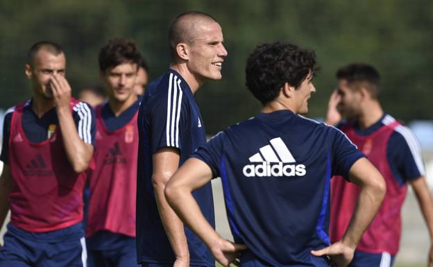 Lolo: «Me encantaría jugar muchos años en el Oviedo»