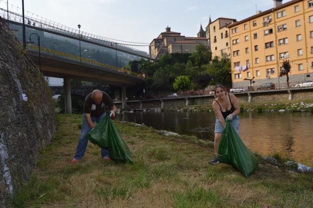 Voluntarios limpian las orillas de los ríos Luiña y Narcea tras las fiestas