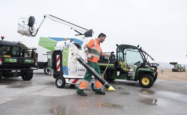 Cien operarios limpiarán las playas y zonas turísticas de Gijón