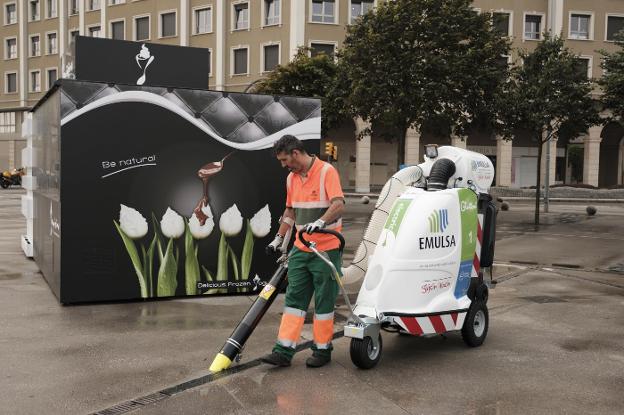Emulsa refuerza su flota con dos nuevos aspiradores de aceras eléctricos