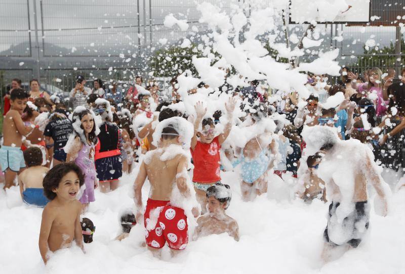 Agua y espuma en las fiestas de Granda