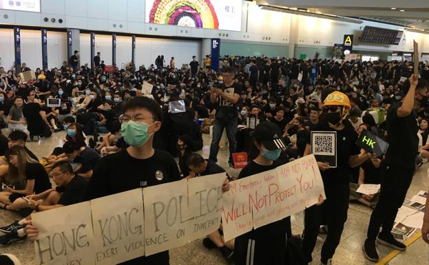 Los manifestantes de Hong Kong ocupan el aeropuerto para llevar las protestas hasta los turistas