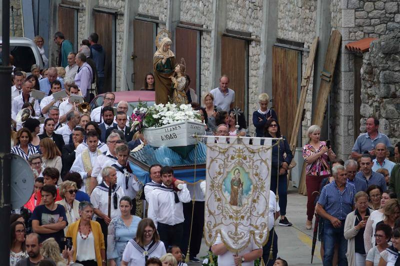 La procesión de Santa Ana abarrota Llanes