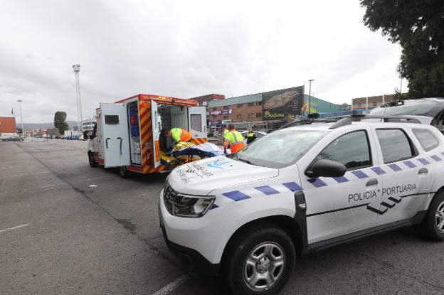 Herido grave un marinero vasco jubilado tras ser atropellado por una carretilla en la rula de Avilés