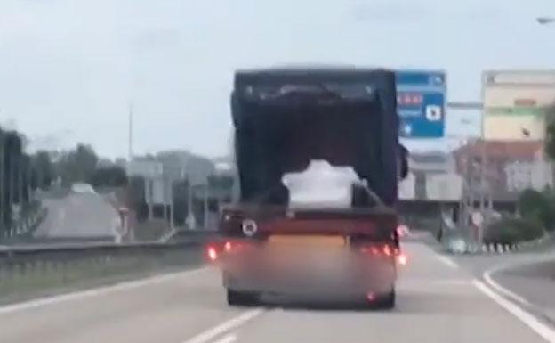 El peligroso zigzag de un camión por la 'Y'