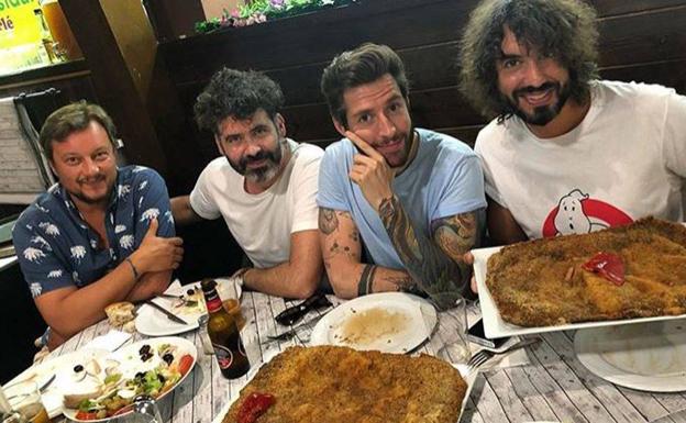 Izal se rinde al «poder» del cachopo en Gijón