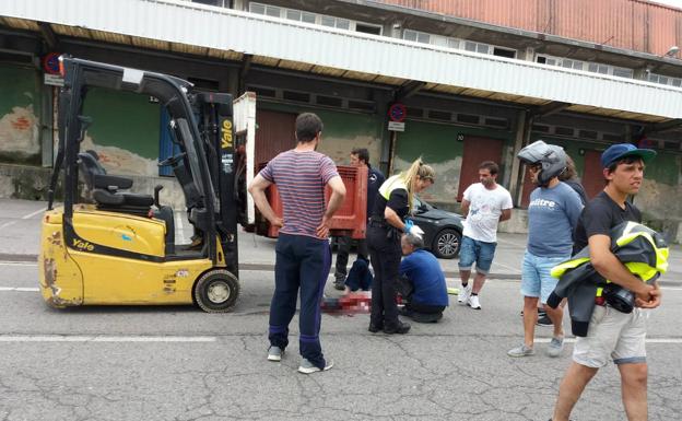 Fallece el marinero vasco atropellado por una carretilla en la rula de Avilés