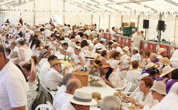 Setecientos 'indianos' disfrutan de una comida popular en Trasona