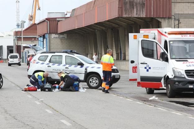 Fallece el marinero vasco atropellado por una carretilla de carga en la rula de Avilés