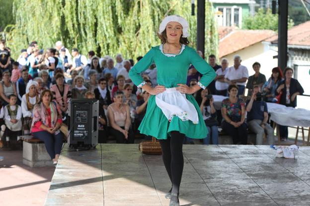 Procesión y comida indiana en las fiestas de San Pelayo