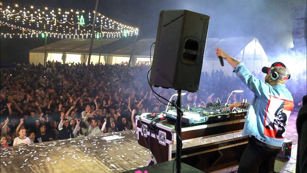 Kiko Rivera atrae a tres mil personas a Sariego