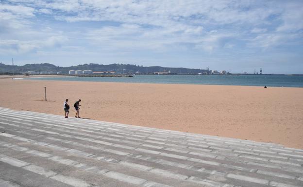 Podemos pide abrir los baños públicos de la playa de Poniente