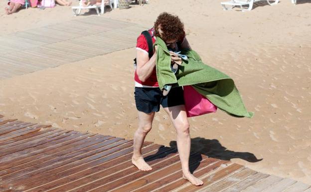 El fuerte viento vacía la playa de Poniente