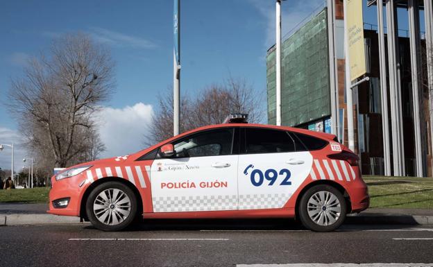 Un conductor intenta huir de la Policía a 130 kilómetros por hora en el centro de Gijón