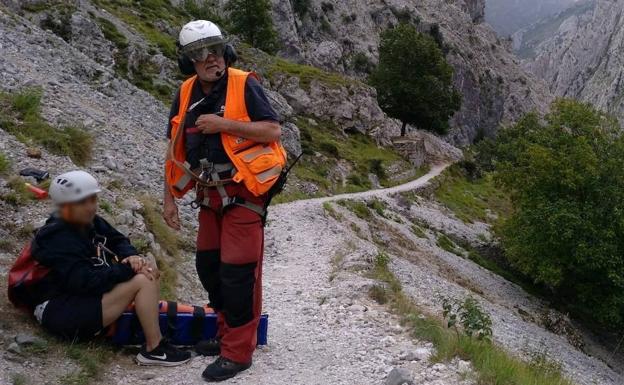 Rescatada en helicóptero una mujer que rompió una pierna en la ruta del Cares