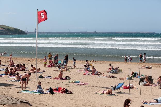 El viento se adueña de las playas de Asturias