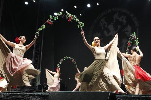 Tres continentes unidos por el baile