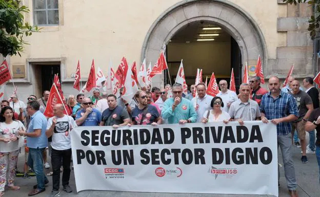 Trabajadores de Ombuds reclaman en Gijón el pago de sus nóminas