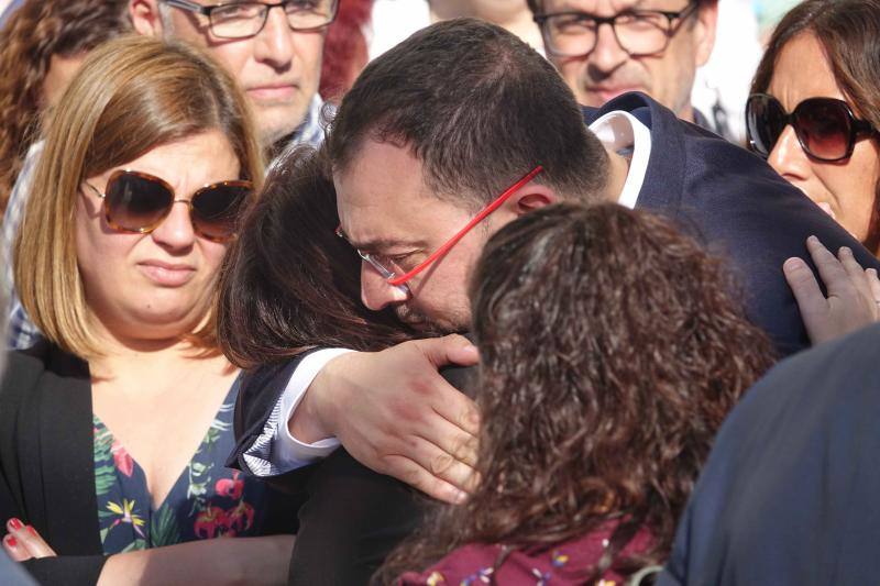 El PSOE arropa a Adriana Lastra en el funeral de su padre en Asturias