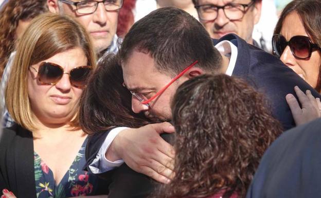 El PSOE arropa a Adriana Lastra en el funeral de su padre en Asturias