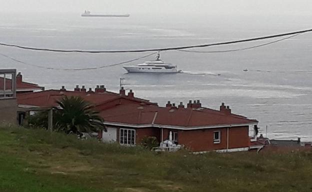 El yate Hermitage, de 100 millones, atraca en Luanco