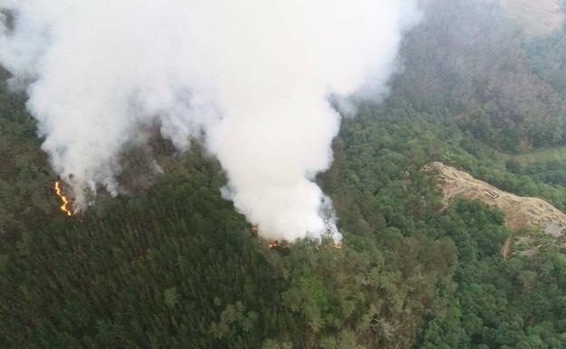 Continúa activo el incendio declarado ayer en Pendia, Boal