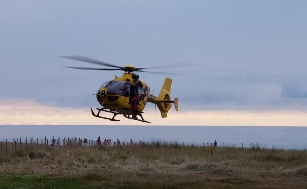 Rescatan a un hombre enriscado en la riosellana playa de Vega