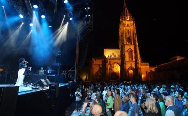 El deán pide que el «horrendo» escenario de San Mateo esté siempre lejos de la Catedral de Oviedo