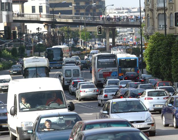El área central en Asturias restringirá el tráfico y encarecerá su zona azul para reducir la contaminación