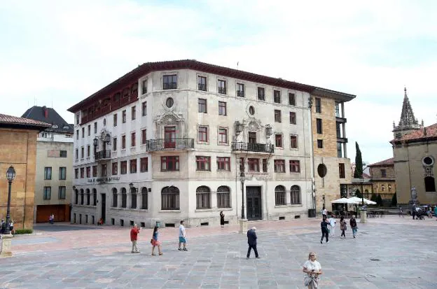 Edificio en el que Comamsa proyecta un hotel de cuatro estrellas tras adquirirlo a Liberbank. / FOTOS: ALEX PIÑA