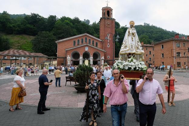 Blimea acompaña a la Virgen de las Nieves
