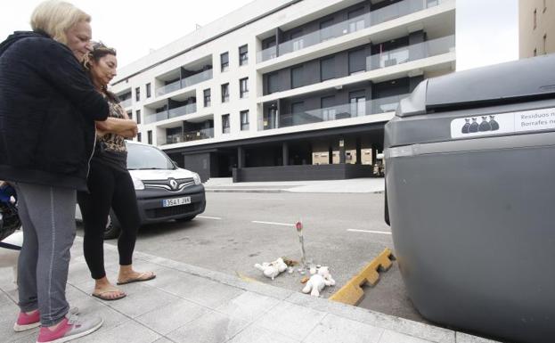 La Policía da «máxima prioridad» a encontrar a la madre del bebé hallado muerto en Gijón