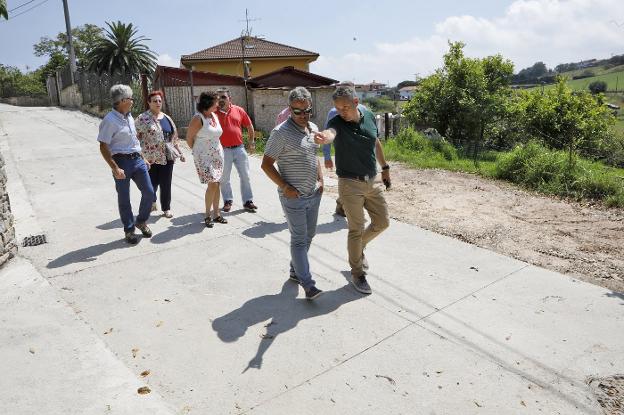 Porceyo estrena 115 metros de vía ensanchada y hormigonada