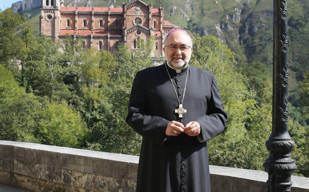 El Arzobispo de Oviedo, «conmovido y sin palabras» tras el fallecimiento del niño que se cayó en Covadonga