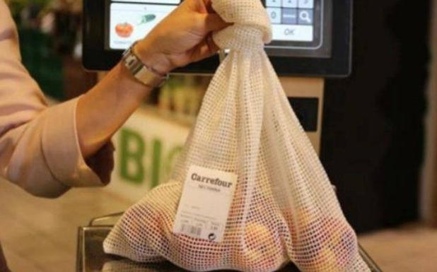 Carrefour sustituye el plástico por una malla de algodón para compra de fruta