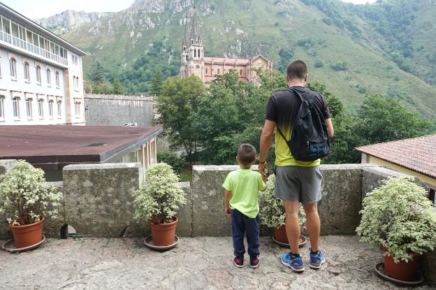 Muere el niño que se cayó desde más de seis metros cuando le hacían una foto en Covadonga