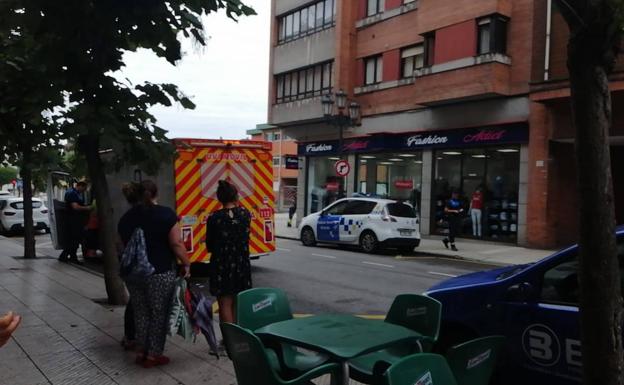 Quince heridos leves tras el frenazo de un TUA que evitó la colisión con un coche en Oviedo