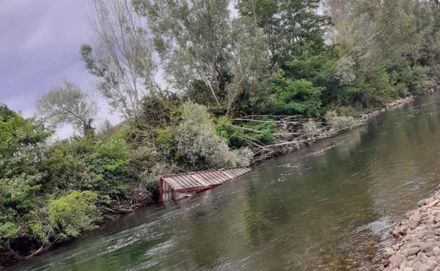 Ocho meses en el Nalón a la espera de ser retirado