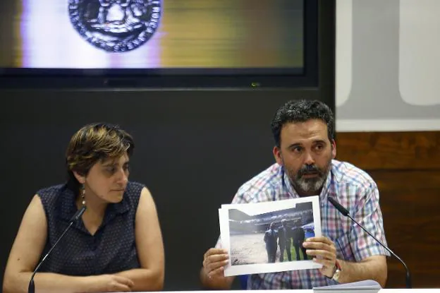 Ana Rivas y Ricardo Fernández muestran la fotografía de la visita de Canteli y Cuesta al Tartiere. /  PABLO LORENZANA