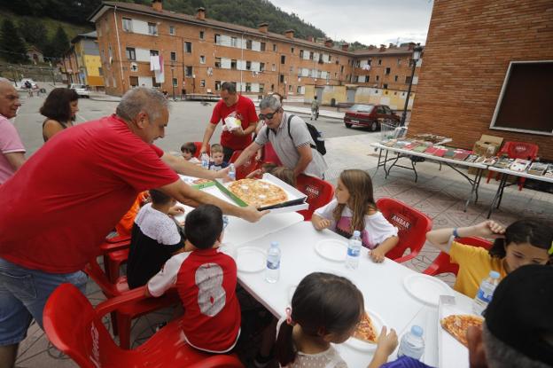 La plaza de San Roque se engalana en Blimea y Laviana inicia sus fiestas