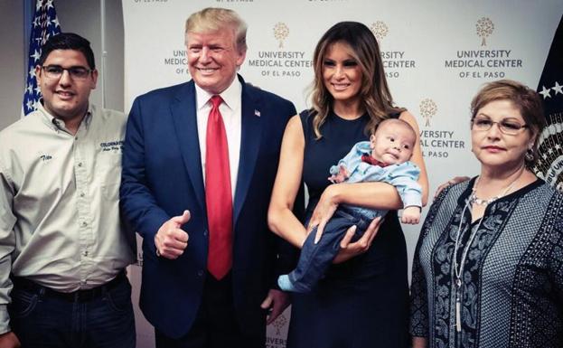 Polémica por una fotografía de Trump con un pulgar hacia arriba junto a un bebé huérfano en Texas