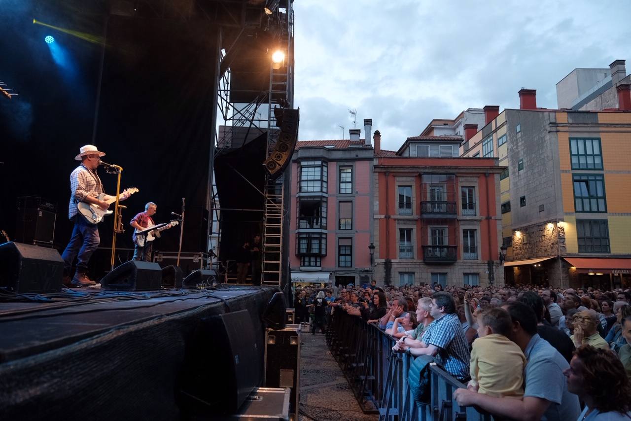 Los Berrones caldean la plaza Mayor de Gijón
