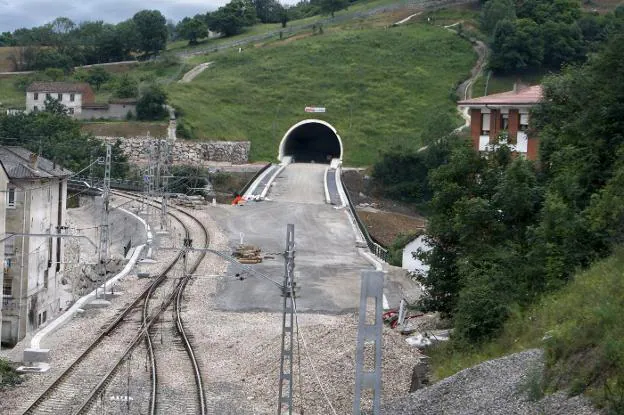 Plataforma de la variante de Pajares que los trenes usarán para desembocar en la estación de Pola de Lena. / JESÚS MANUEL PARDO