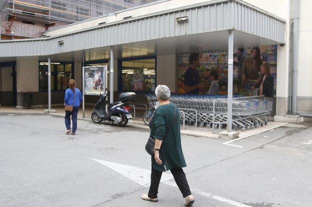 El mendigo que evitó un robo en un supermercado fue atacado por un menor